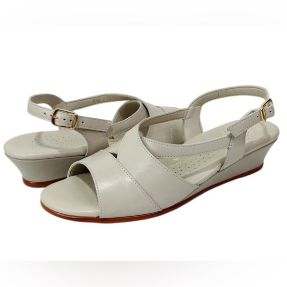 SAS Cream Sandals with Adjustable Slingback - Picture 4 of 7